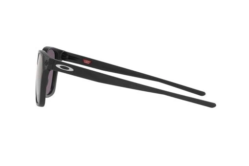 משקפי שמש   Oakley Ojector מסגרת מרובעת  בצבע שחור ועדשות אפורות