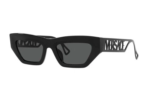 משקפי שמש Versace מסגרת גאומטרית בצבע שחור עם שם המותג מוטבע על הזרועות ועדשות אפורות