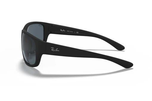 משקפי שמש Ray Ban מסגרת ספורטיבית בצבע שחור ועדשות כחולות