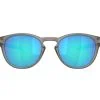 משקפי שמש Oakley מסגרת עגולה בצבע אפור ועדשות פולארויד כחולות