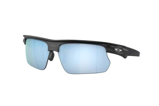 משקפי שמש Oakley מסגרת ספורטיבית בצבע שחור ועדשות פולארויד אפורות