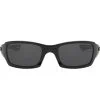 משקפי שמש Oakley מסגרת ספורטיבית בצבע שחור ועדשות אפורות